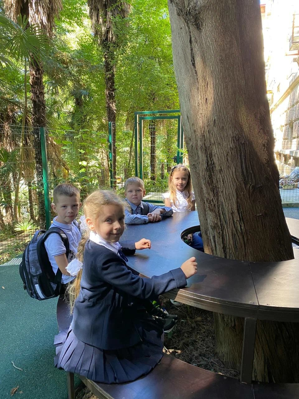 Ученики во дворе филиала Kids Академии на Бытхе