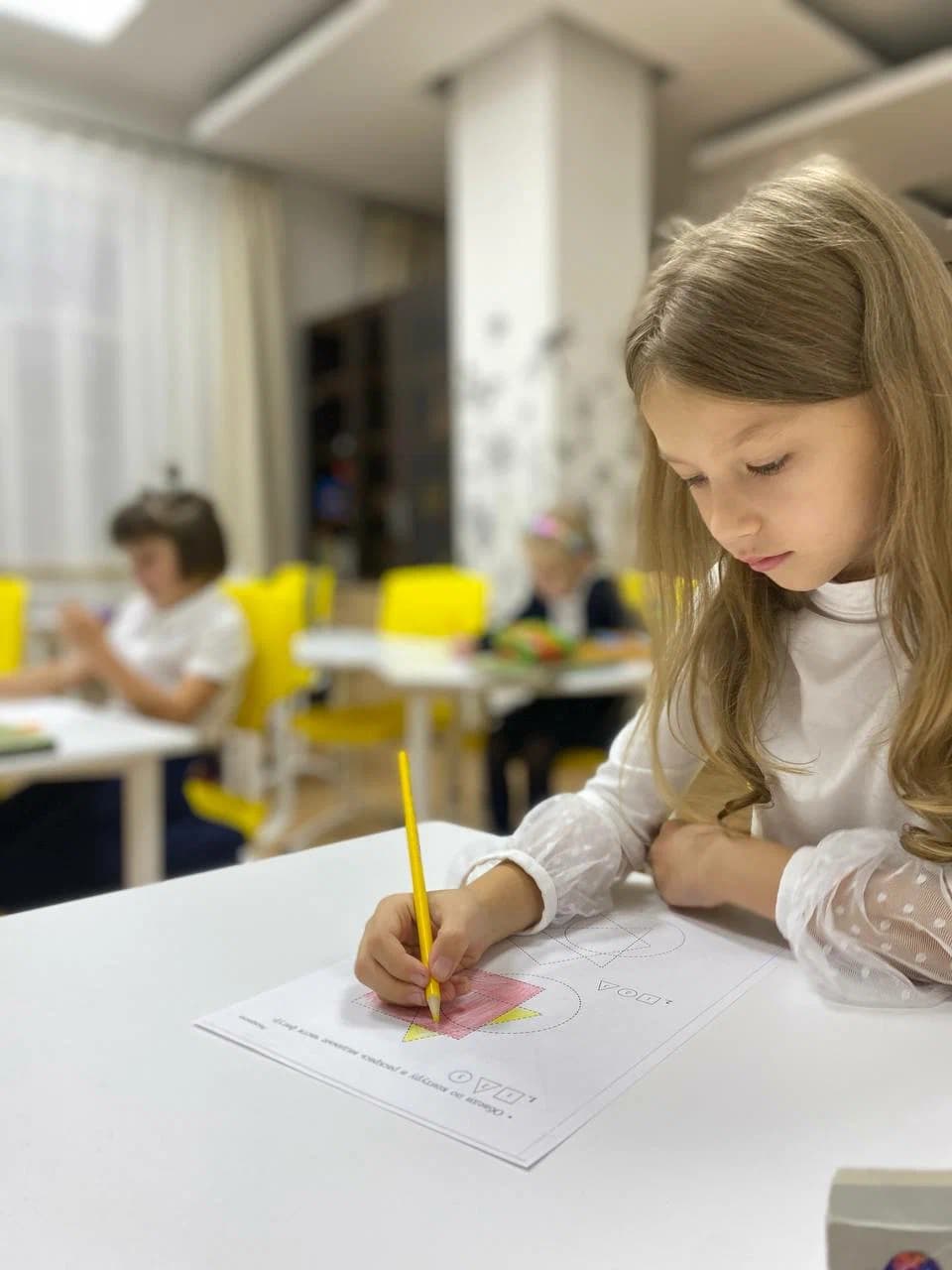 Ученица занимается в классе филиала Kids Академии на Бытхе